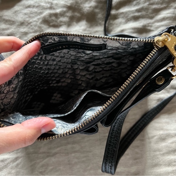 Marc by Marc Jacobs • Black Croc Embossed Patent Leather Crossbody Bag - Picture 7 of 8